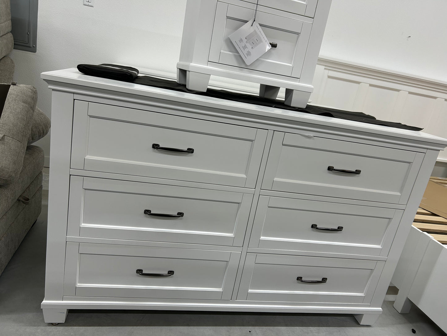 Universal Broadmoore Rose 6-Drawer Dresser