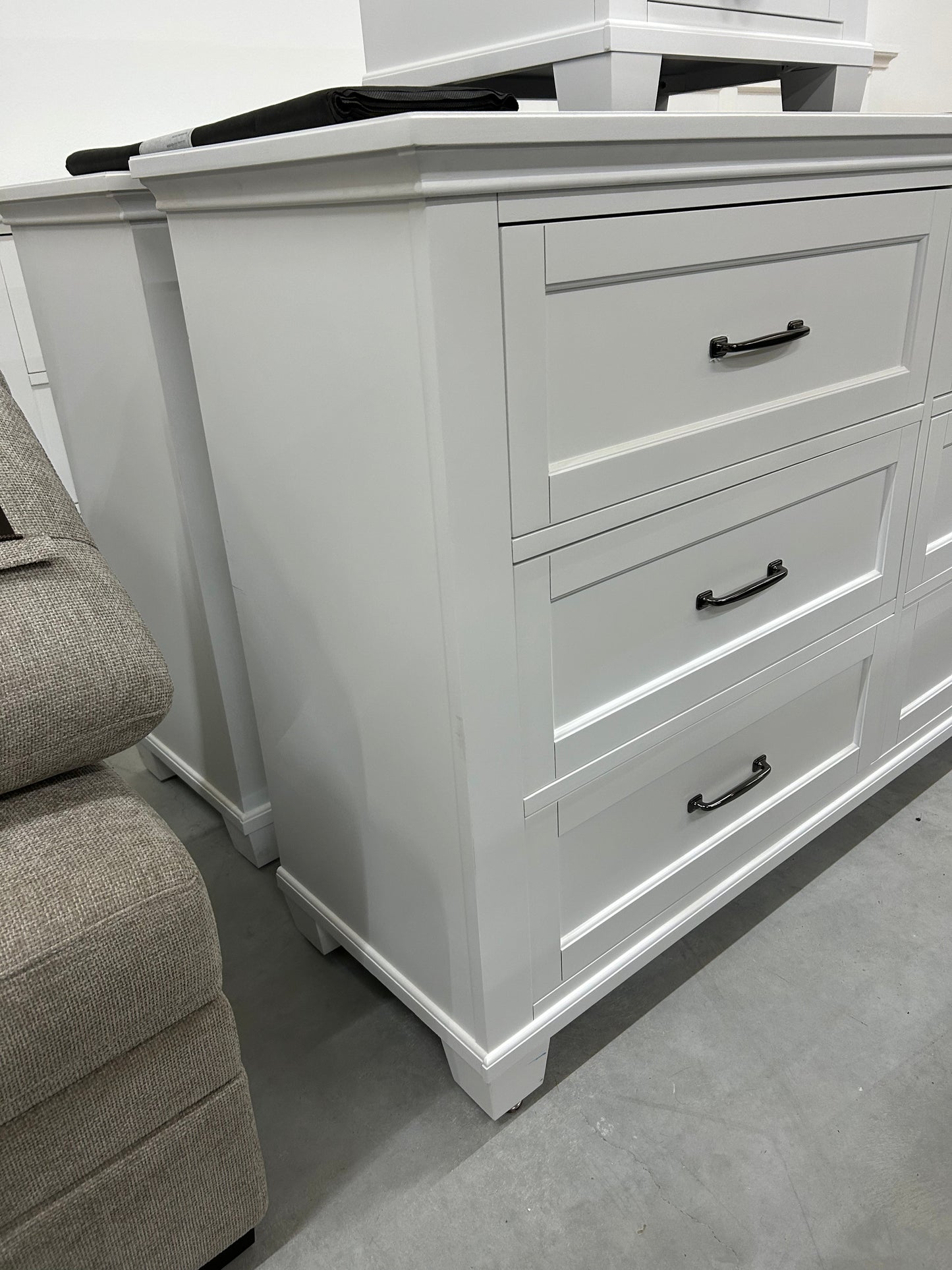 Universal Broadmoore Rose 6-Drawer Dresser