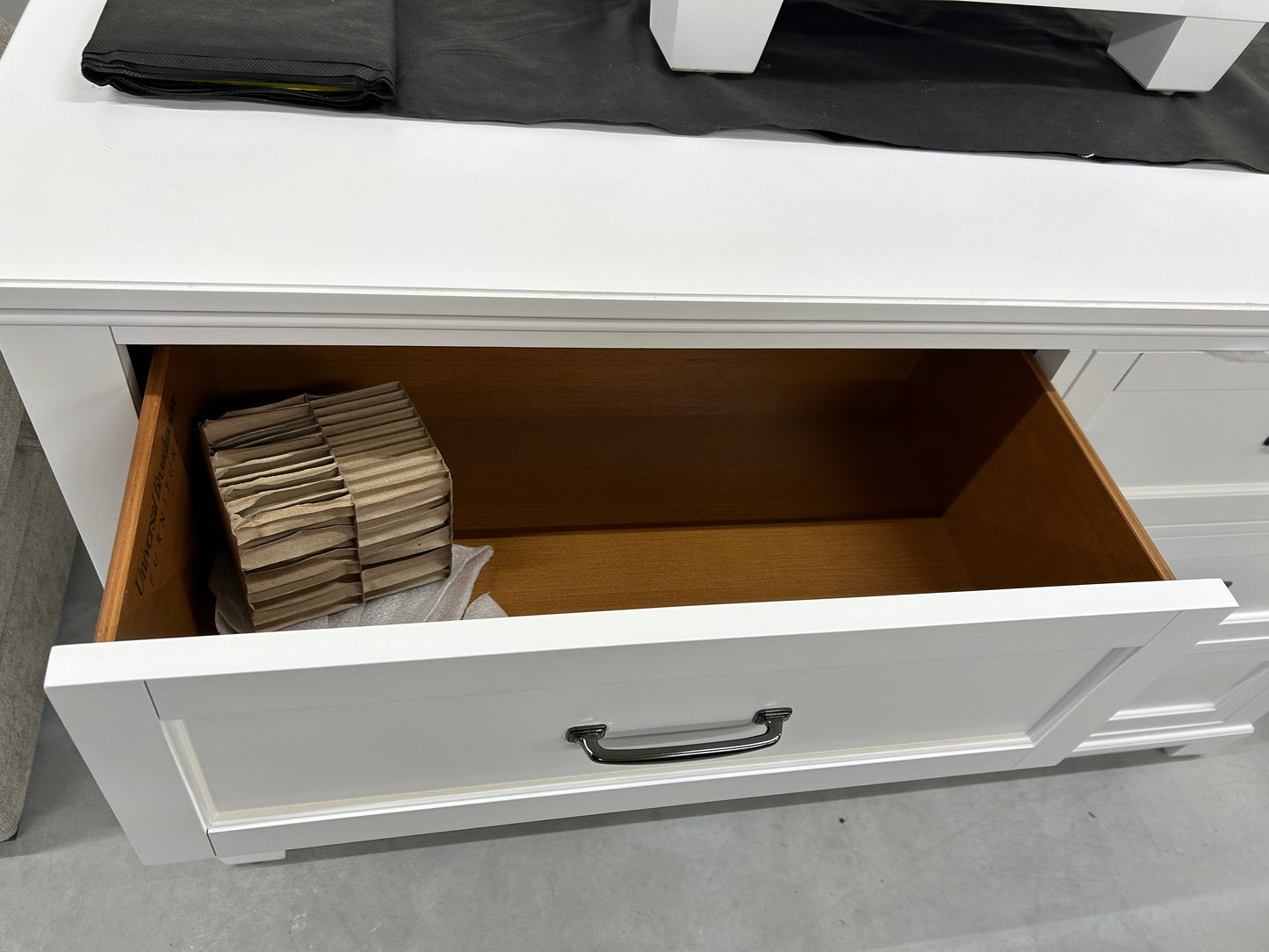 Universal Broadmoore Rose 6-Drawer Dresser